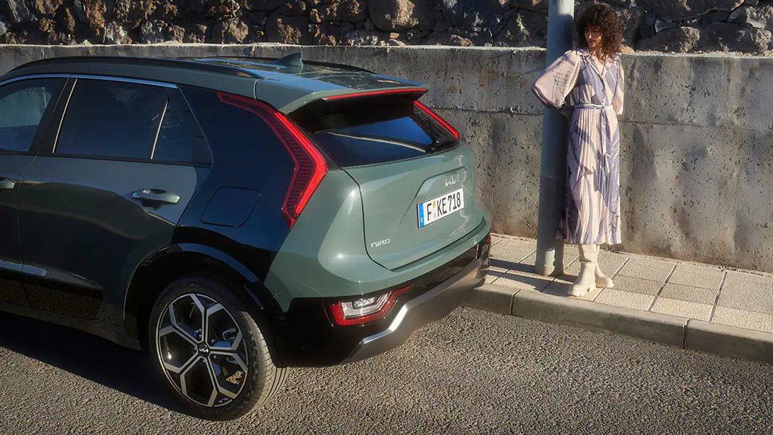 03-kia-niro-hev-my23-exterior-confident-power-from-behind